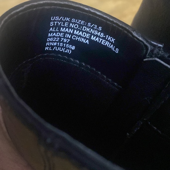 Girls Black DNKY Chelsea boots. - Picture 9 of 9